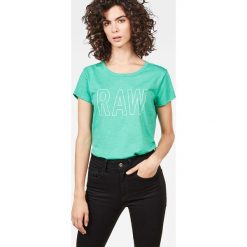 G-Star Raw - Top. Zielone topy damskie G-Star RAW, s, z nadrukiem, z bawełny, z okrągłym kołnierzem. W wyprzedaży za 79,90 zł.
