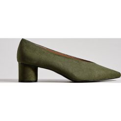 Czółenka na okrągłym obcasie - Khaki. Czółenka damskie Mohito. Za 139,99 zł.
