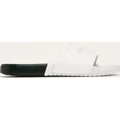 Calvin Klein Jeans - Klapki. Białe kapcie męskie Calvin Klein Jeans, z jeansu, bez zapięcia. W wyprzedaży za 169,90 zł.
