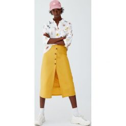 Koszula basic w kwiaty. Szare koszule damskie Pull&Bear, w kwiaty, bez kołnierzyka, z długim rękawem. Za 69,90 zł.