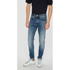 Calvin Klein Jeans - Jeansy. Niebieskie jeansy męskie regular Calvin Klein Jeans, z aplikacjami, z bawełny. Za 399,90 zł.