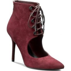 Szpilki GUESS - Pivia FLPIV4 SUE09 BURGU. Czerwone szpilki Guess, z aplikacjami, z zamszu, eleganckie, bez obcasa, na obcasie, bez zapięcia. W wyprzedaży za 449,00 zł.