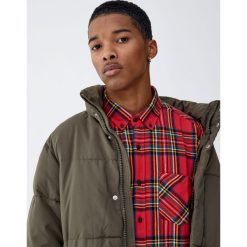 Koszula w szkocką kratę. Czerwone koszule męskie Pull&Bear, m, bez wzorów, bez kołnierzyka, z długim rękawem. Za 89,90 zł.