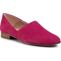 Półbuty CLARKS - Pure Tone 261493074 Fuchsia Suede. Różowe półbuty damskie Clarks, na co dzień, bez wzorów, ze skóry, bez obcasa, na płaskiej podeszwie, bez zapięcia. W wyprzedaży za 339,00 zł.