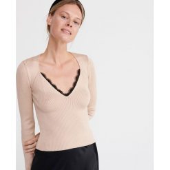 Sweter z koronką - Beżowy. Brązowe swetry damskie Reserved, s, w koronkowe wzory, z koronki, bez rękawów, bez kaptura. Za 99,99 zł.