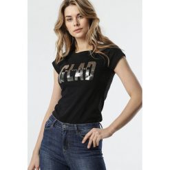 Czarny T-shirt Blanka. Czarne bluzki damskie Born2be, s, z nadrukiem, z dzianiny, z okrągłym kołnierzem. Za 69,99 zł.