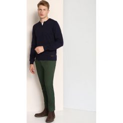 SWETER DŁUGI RĘKAW MĘSKI Z GUZIKIEM. Niebieskie swetry męskie Top Secret, na zimę, xl, bez wzorów, klasyczne, z klasycznym kołnierzykiem, bez kaptura. W wyprzedaży za 39,99 zł.