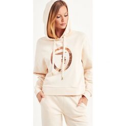 BLUZA TRUSSARDI JEANS. Żółte bluzy damskie Trussardi Jeans, xs, z nadrukiem, z bawełny, bez rękawów, z kapturem. Za 439,00 zł.