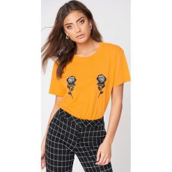 NA-KD T-shirt z haftem w kwiaty - Orange. Pomarańczowe t-shirty damskie marki NA-KD, z haftami, z okrągłym kołnierzem. W wyprzedaży za 24,38 zł.