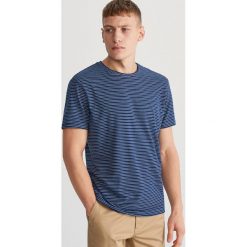 Dzianinowy T-shirt w paski - Niebieski. Niebieskie t-shirty męskie Reserved, s, w paski, z dzianiny, bez kołnierzyka. W wyprzedaży za 24,99 zł.