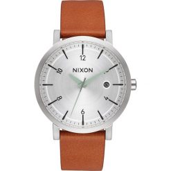 Zegarek kwarcowy "Rollo 38" w kolorze brązowo-srebrnym. Pomarańczowe, analogowe zegarki męskie Nixon, srebrne. W wyprzedaży za 329,95 zł.