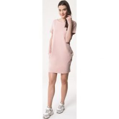 Różowa Sukienka Scramble For. Różowe sukienki damskie Born2be, na co dzień, s, bez wzorów, z dzianiny, eleganckie, bez kołnierzyka, bez rękawów, mini. Za 59,99 zł.
