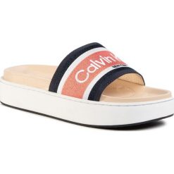 Klapki CALVIN KLEIN - Jaimee B4E7951 Coral/Navy. Różowe klapki damskie Calvin Klein, bez wzorów, ze skóry ekologicznej, bez obcasa. W wyprzedaży za 349,00 zł.