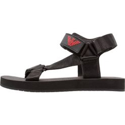 Emporio Armani SANDAL Sandały black red. Czarne sandały męskie skórzane Emporio Armani, z otwartym noskiem. W wyprzedaży za 455,20 zł.