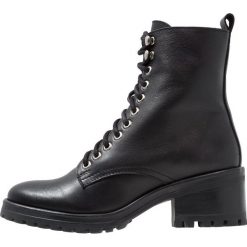Steve Madden GENEVA Botki sznurowane black. Czarne botki damskie na zamek Steve Madden, z materiału, na sznurówki. Za 669,00 zł.