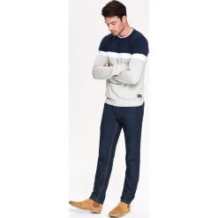 SWETER MĘSKI W MULTIKOLOROWY BLOK. Szare golfy męskie marki Top Secret, na zimę, xxl, w paski, z dzianiny, eleganckie, z okrągłym kołnierzem. W wyprzedaży za 59,99 zł.