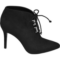 Botki na obcasie Catwalk czarne. Czarne botki damskie Catwalk, z materiału, bez obcasa, na obcasie, bez zapięcia. Za 99,90 zł.
