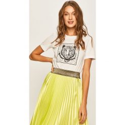 Silvian Heach - T-shirt. Białe bluzki damskie Silvian Heach, s, z aplikacjami, z bawełny, klasyczne, z okrągłym kołnierzem. W wyprzedaży za 219,90 zł.