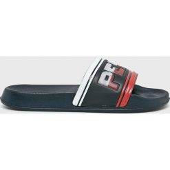 Pepe Jeans - Klapki Slider Swimming. Niebieskie kapcie męskie Pepe Jeans, bez wzorów, z jeansu. W wyprzedaży za 89,90 zł.