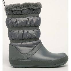Crocs - Śniegowce. Brązowe klapki damskie Crocs, z materiału, bez zapięcia. W wyprzedaży za 259,90 zł.