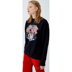 Bluza z kolorowym logo AC/DC. Czarne bluzy damskie Pull&Bear, bez wzorów, bez rękawów, bez kaptura. Za 139,00 zł.