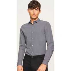 Koszula z mikroprintem regular fit - Granatowy. Niebieskie koszule męskie marki Reserved, m. Za 89,99 zł.