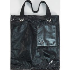 Winylowa torba shopper - Czarny. Czarne torby damskie na zakupy Sinsay, bez wzorów, bez dodatków. Za 39,99 zł.