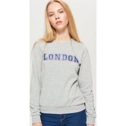 Bluza z napisem - Jasny szary. Szare bluzy męskie rozpinane marki Cropp, l, z napisami. Za 39,99 zł.