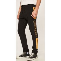 Roberto Cavalli Sport - Spodnie. Czarne spodnie męskie Roberto Cavalli Sport, na co dzień, s, z nadrukiem, z bawełny, sportowe. W wyprzedaży za 639,90 zł.
