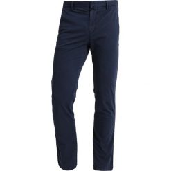 Calvin Klein PARKER LIGHTWEIGHT Chinosy blue. Pomarańczowe chinosy męskie marki Calvin Klein, l, z bawełny, z okrągłym kołnierzem. Za 449,00 zł.