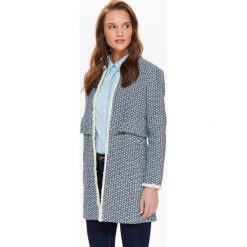 Damski płaszcz z falbanką, ze strukturalnej tkaniny. Niebieskie płaszcze damskie Top Secret, na lato, bez wzorów, z tkaniny, eleganckie. W wyprzedaży za 89,99 zł.