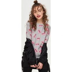 Bluza z nadrukiem - Jasny szar. Szare bez kategorii marki Sinsay, s, z nadrukiem. Za 39,99 zł.