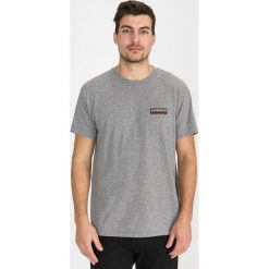 Napapijri Sase Koszulka Szary. Szare koszulki męskie Napapijri, xl, bez wzorów, z bawełny, bez kołnierzyka, z krótkim rękawem, krótkie. Za 163,95 zł.