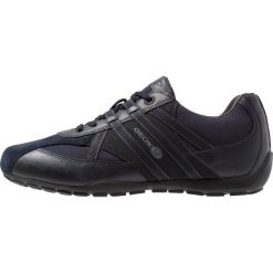 Geox RAVEX Sneakersy niskie blue. Niebieskie trampki męskie Geox, bez wzorów, z tworzywa sztucznego, bez zapięcia. Za 429,00 zł.