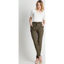 Oliwkowe spodnie z wysokim stanem RABARBAR. Zielone spodnie damskie RABARBAR, bez wzorów, eleganckie, z podwyższonym stanem. W wyprzedaży za 127,00 zł.