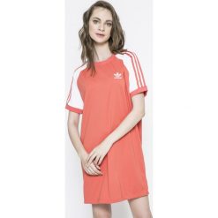 Adidas Originals - Sukienka. Pomarańczowe sukienki damskie dzianinowe marki adidas Originals, na co dzień, s, z aplikacjami, casualowe, z okrągłym kołnierzem, z krótkim rękawem, krótkie, mini, proste. W wyprzedaży za 199,90 zł.