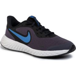 Buty NIKE - Revolution 5 (GS) BQ5671 009 Gridiron/Mountain Blue/Black. Niebieskie buty sportowe damskie Nike, bez wzorów, z tworzywa sztucznego, sportowe, do biegania, nike revolution. Za 189,00 zł.