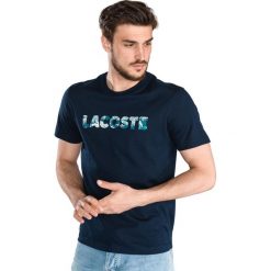 Lacoste Koszulka Niebieski. Niebieskie podkoszulki męskie Lacoste, xxl, z haftami, z bawełny, bez kołnierzyka, krótkie. Za 266,95 zł.