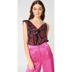 NA-KD Asymetryczna koszulka z falbanką - Purple,Multicolor. Fioletowe t-shirty damskie marki NA-KD, z nadrukiem, z bawełny, z asymetrycznym kołnierzem. Za 40,95 zł.