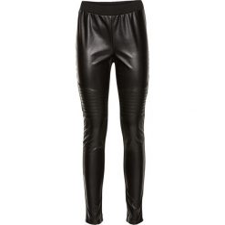 Legginsy z materiału w optyce skóry bonprix czarny. Czarne spodnie damskie bonprix, ze skóry. Za 74,99 zł.