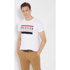 Koszulka w kolorze białym. Białe koszulki męskie Polo Club Men, xl, z nadrukiem, z bawełny, bez rękawów. W wyprzedaży za 65,95 zł.