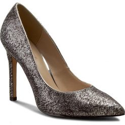 Szpilki MENBUR - 07061 Silver 0009. Szare szpilki marki Menbur, z aplikacjami, ze skóry ekologicznej, eleganckie, bez obcasa, na obcasie, bez zapięcia. W wyprzedaży za 249,00 zł.