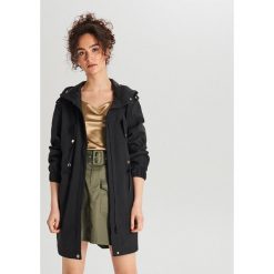 Parka z kapturem - Czarny. Czarne parki damskie Cropp, s, bez wzorów, z kapturem. W wyprzedaży za 89,99 zł.