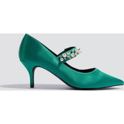 NA-KD Shoes Satynowe czółenka ze zdobionym paskiem - Green. Zielone buty ślubne damskie marki NA-KD Shoes, w paski, z satyny, na obcasie. W wyprzedaży za 54,58 zł.