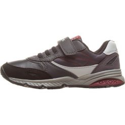 Sneakersy "Bernie" w kolorze szarym. Szare trampki chłopięce marki geox kids, z gumy. W wyprzedaży za 125,95 zł.