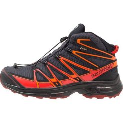 Salomon XCHASE MID GTX Obuwie hikingowe india ink/red dalhia/black. Czerwone buty trekkingowe męskie Salomon, z gumy, outdoorowe. W wyprzedaży za 599,20 zł.