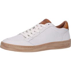 Skórzane sneakersy w kolorze białym. Białe sneakersy męskie Stylowe obuwie, na sznurówki. W wyprzedaży za 300,95 zł.