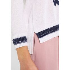 Swetry klasyczne damskie: Grace Sweter white