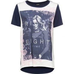 Shirt z nadrukiem bonprix ciemnoniebiesko-biały. Niebieskie t-shirty damskie bonprix, z nadrukiem, bez kołnierzyka. Za 54,99 zł.