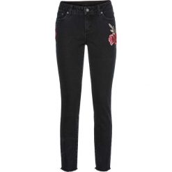 Dżinsy z naszywkami bonprix czarny denim. Czarne boyfriendy damskie bonprix, z aplikacjami, z denimu. Za 129,99 zł.